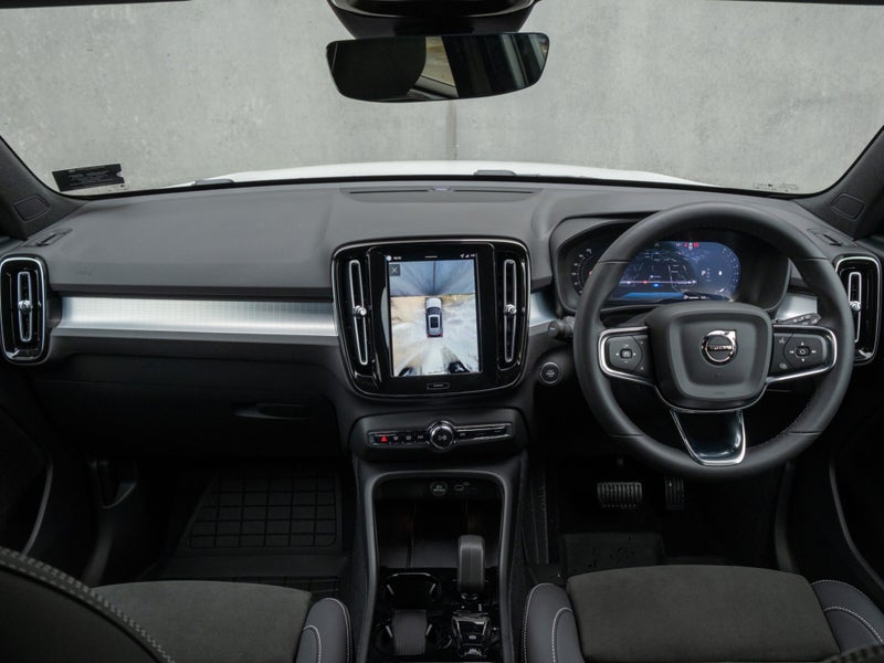 2025 Volvo XC40 B4 FWD ULTRA DARK image 5