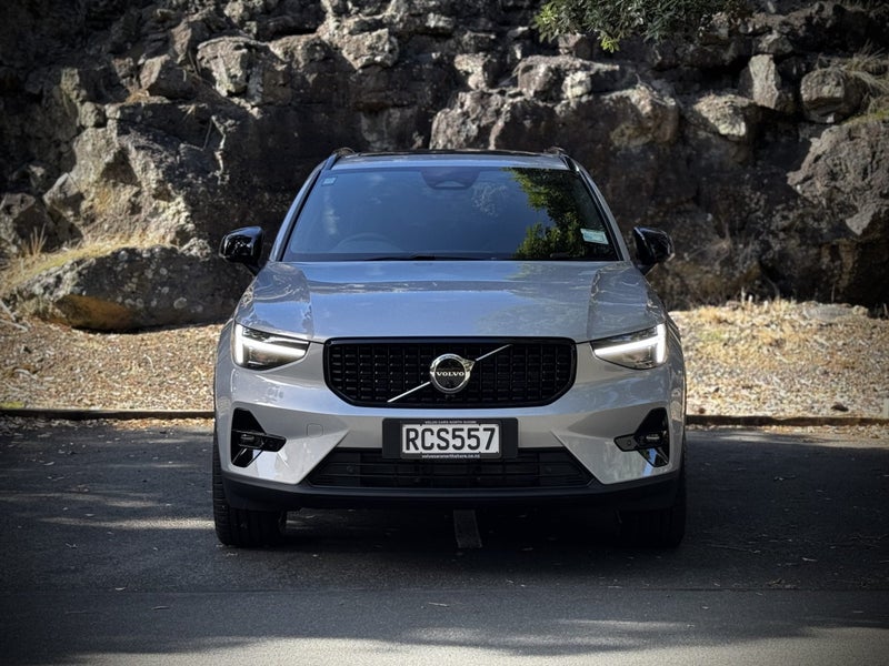 2025 Volvo XC40 B4 FWD Ultra Dark image 2