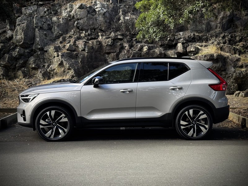 2025 Volvo XC40 B4 FWD Ultra Dark image 3