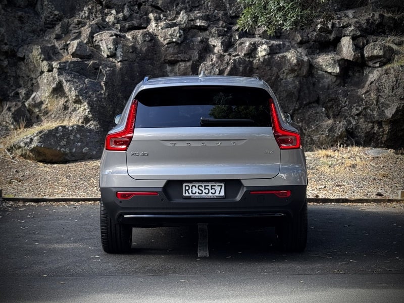 2025 Volvo XC40 B4 FWD Ultra Dark image 4