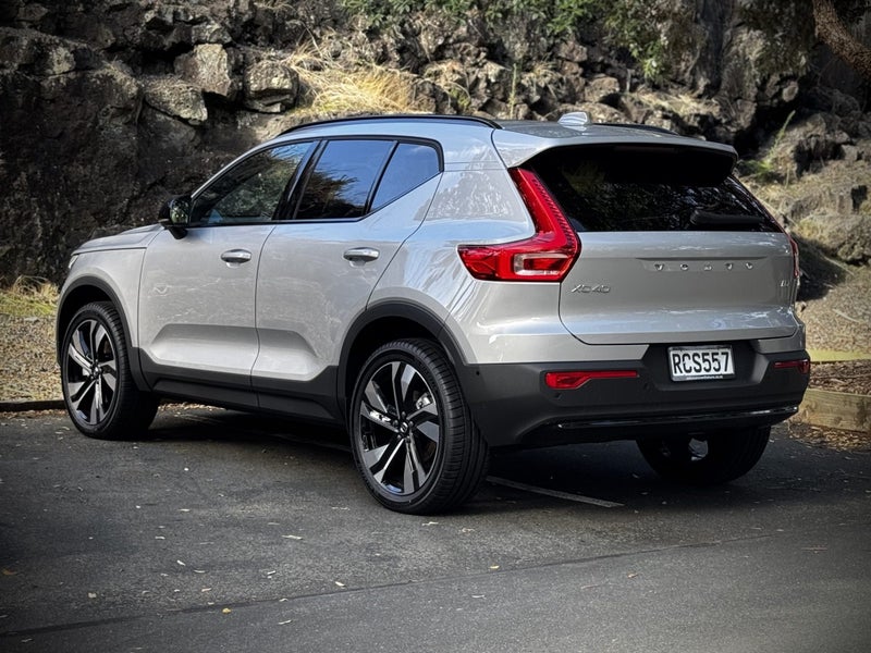 2025 Volvo XC40 B4 FWD Ultra Dark image 5