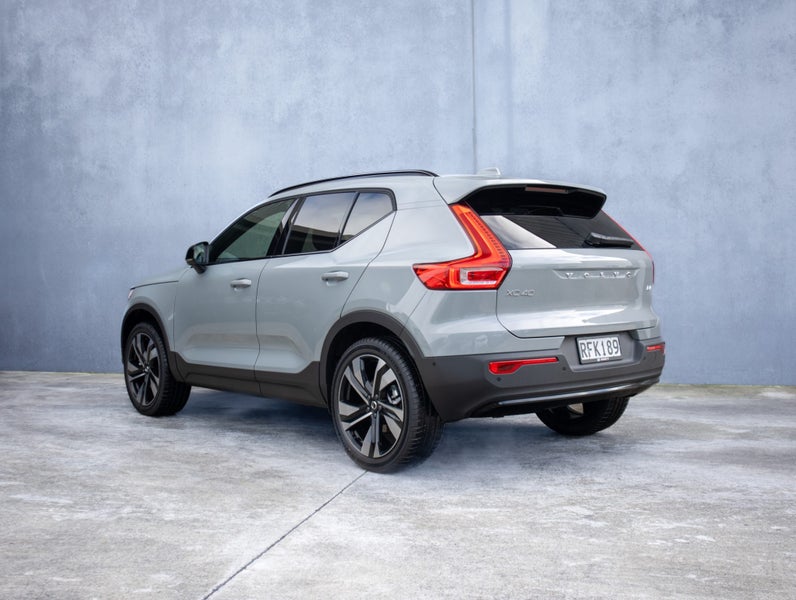 2025 Volvo XC40 B4 FWD ULTRA DARK image 2
