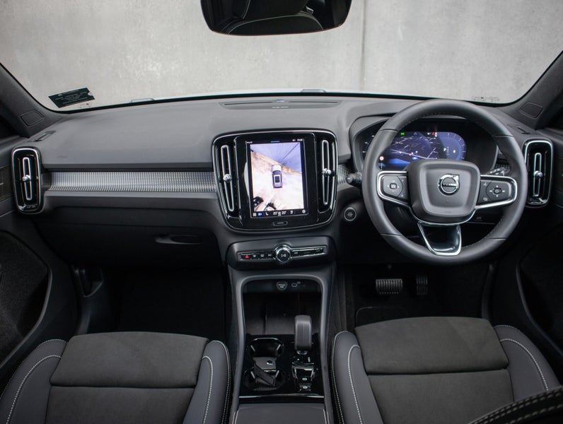 2025 Volvo XC40 B4 FWD ULTRA DARK image 3