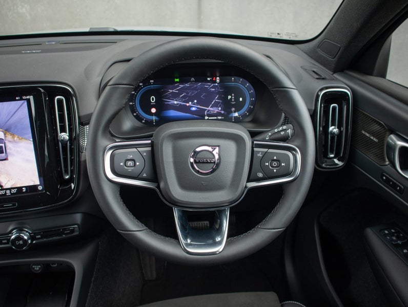 2025 Volvo XC40 B4 FWD ULTRA DARK image 5