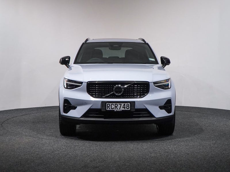 2025 Volvo XC40 B4 FWD ULTRA DARK image 2