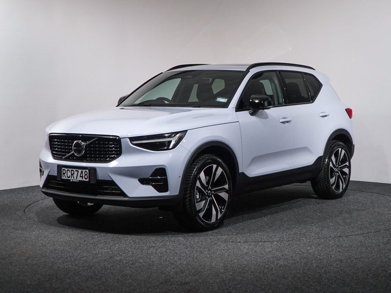 2025 Volvo XC40 B4 FWD ULTRA DARK image 3