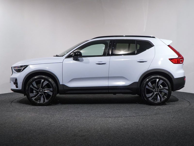 2025 Volvo XC40 B4 FWD ULTRA DARK image 4
