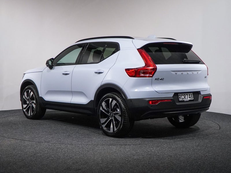 2025 Volvo XC40 B4 FWD ULTRA DARK image 5