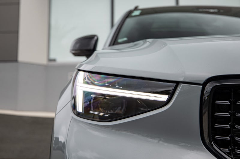 2025 Volvo XC40 B4 FWD Ultra Dark image 2