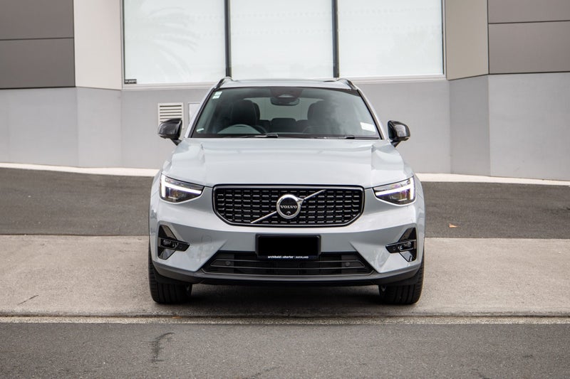 2025 Volvo XC40 B4 FWD Ultra Dark image 3