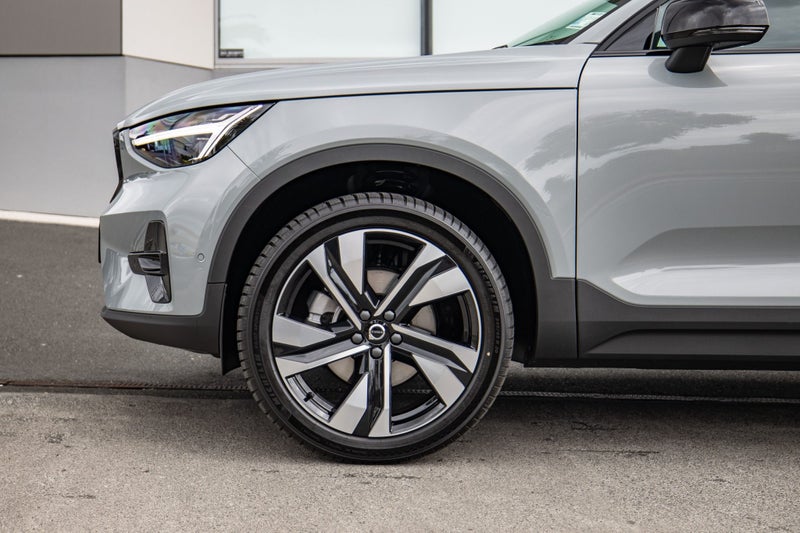 2025 Volvo XC40 B4 FWD Ultra Dark image 4