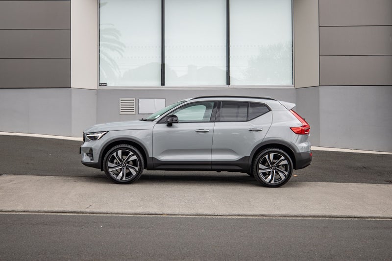 2025 Volvo XC40 B4 FWD Ultra Dark image 5