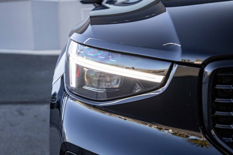 2025 Volvo XC40 B4 FWD Ultra Dark image 2