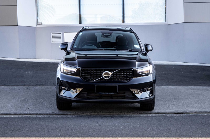 2025 Volvo XC40 B4 FWD Ultra Dark image 3