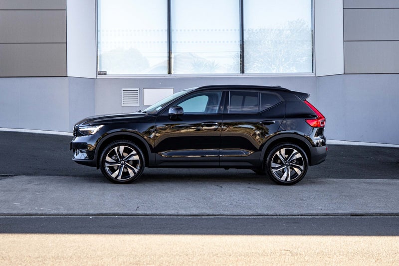 2025 Volvo XC40 B4 FWD Ultra Dark image 4