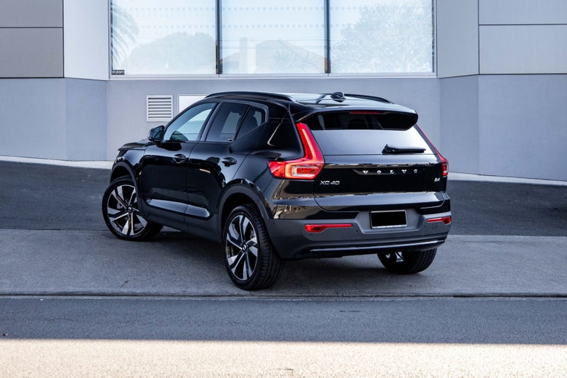 2025 Volvo XC40 B4 FWD Ultra Dark image 5