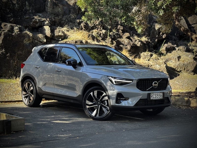 2025 Volvo XC40 B4 FWD Ultra Dark image 1