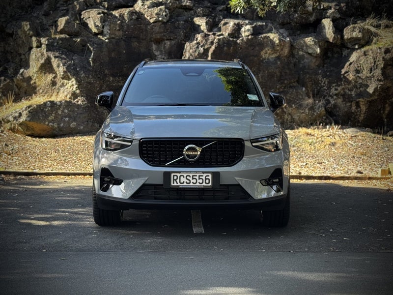 2025 Volvo XC40 B4 FWD Ultra Dark image 2