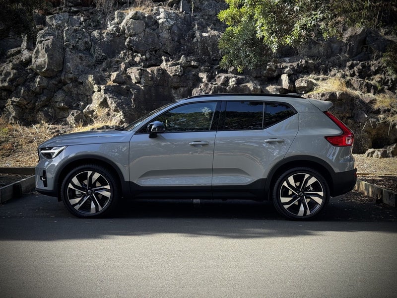 2025 Volvo XC40 B4 FWD Ultra Dark image 3