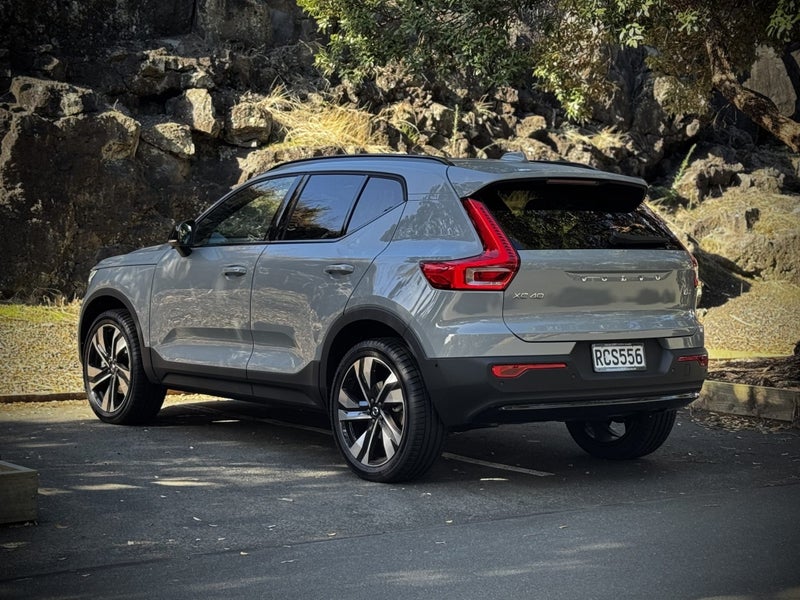 2025 Volvo XC40 B4 FWD Ultra Dark image 4