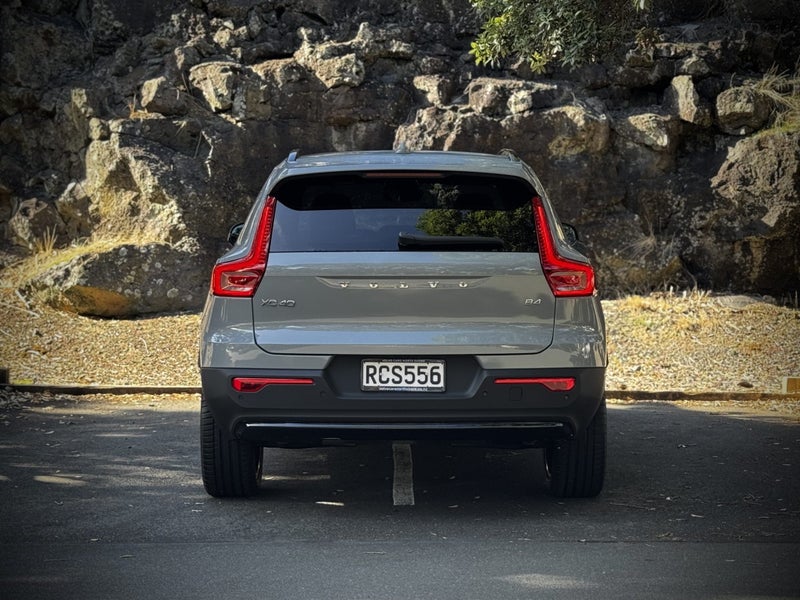 2025 Volvo XC40 B4 FWD Ultra Dark image 5