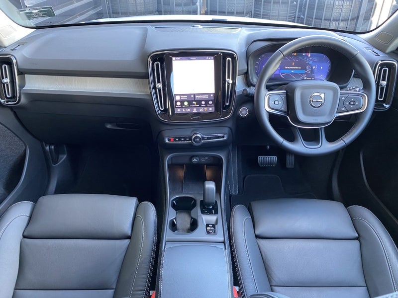 2025 Volvo XC40 B4 Plus 2.0P image 3