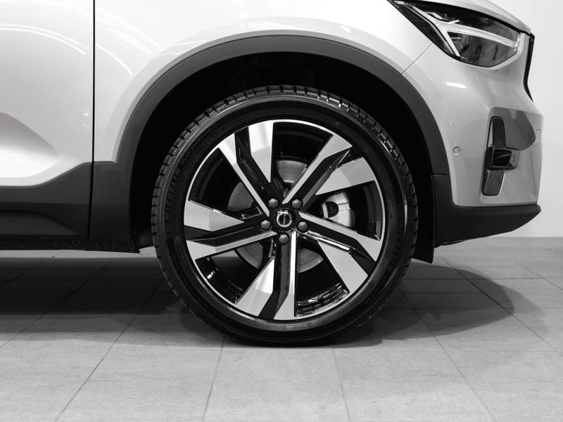2025 Volvo XC40 B4 Ultra Dark 2.0P image 3