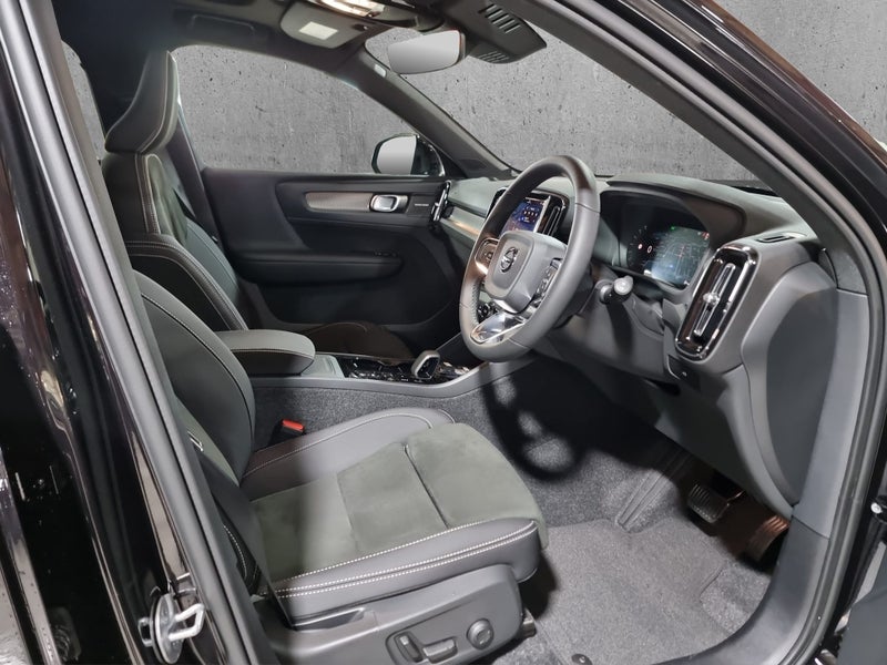 2025 Volvo XC40 B4 Ultra Dark 2.0P AWD image 2