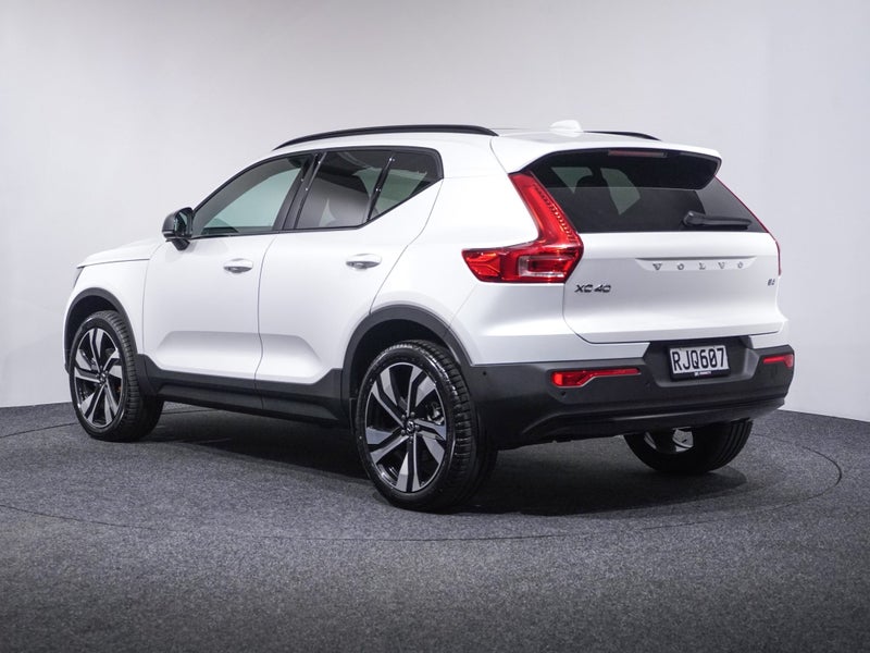 2025 Volvo XC40 B4 Ultra Dark image 2