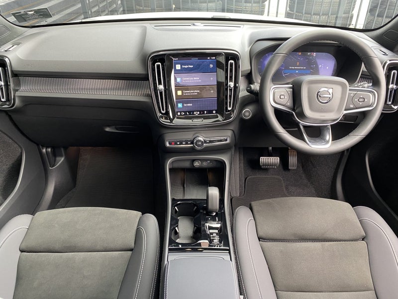 2025 Volvo XC40 B4 Ultra Dark image 3