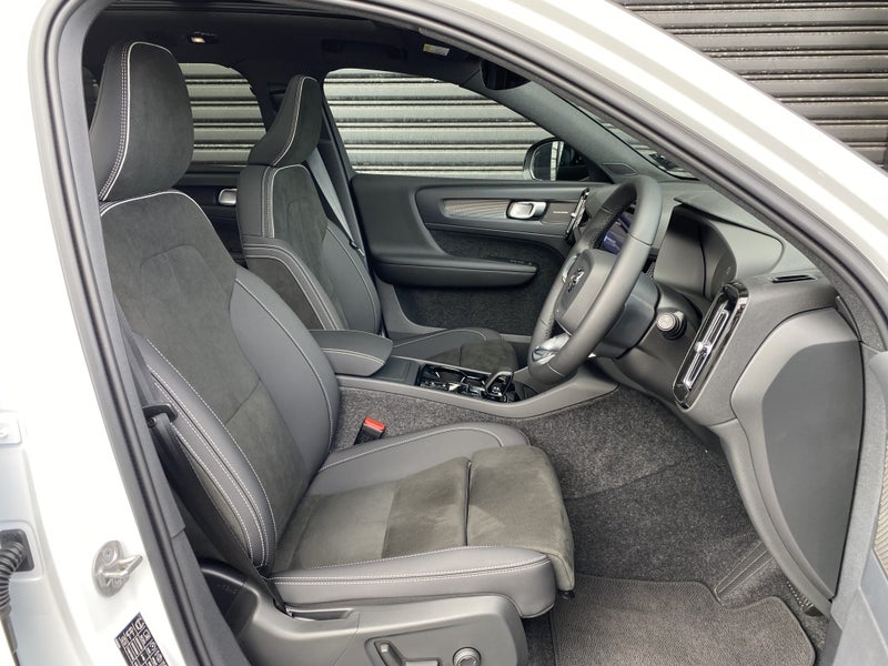 2025 Volvo XC40 B4 Ultra Dark image 4