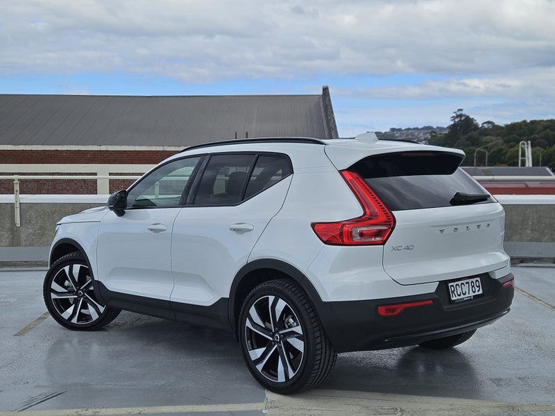 2025 Volvo XC40 B4 Ultra Dark image 2