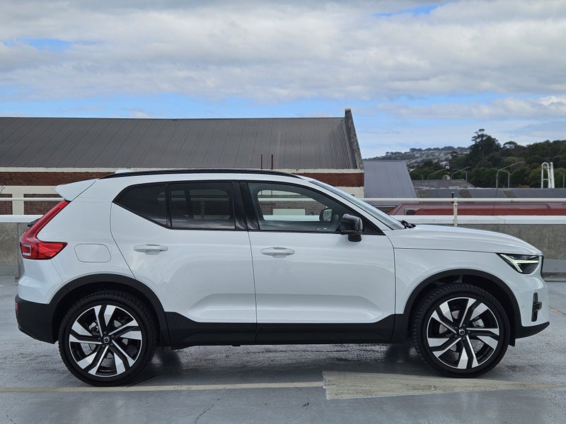 2025 Volvo XC40 B4 Ultra Dark image 3