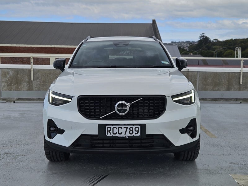 2025 Volvo XC40 B4 Ultra Dark image 5