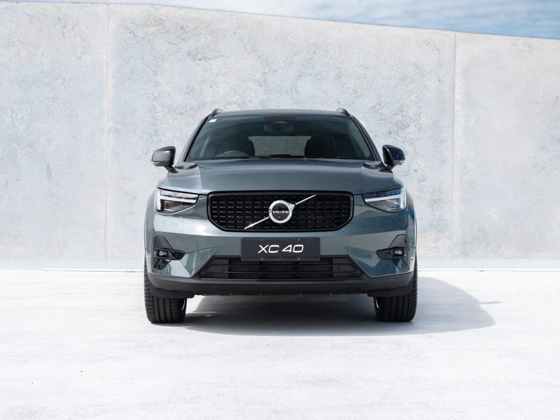 2025 Volvo XC40 B4 Ultra Dark AWD image 2