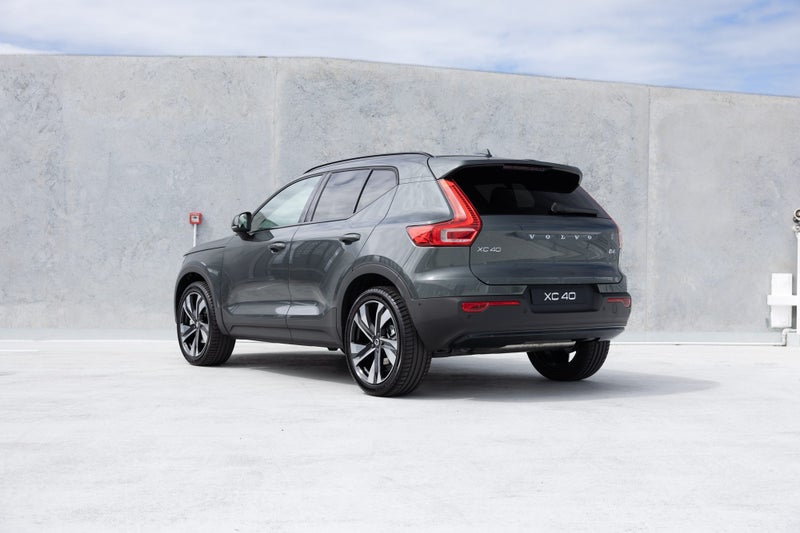 2025 Volvo XC40 B4 Ultra Dark AWD image 3
