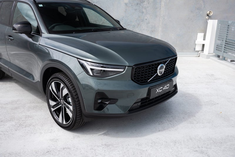 2025 Volvo XC40 B4 Ultra Dark AWD image 5