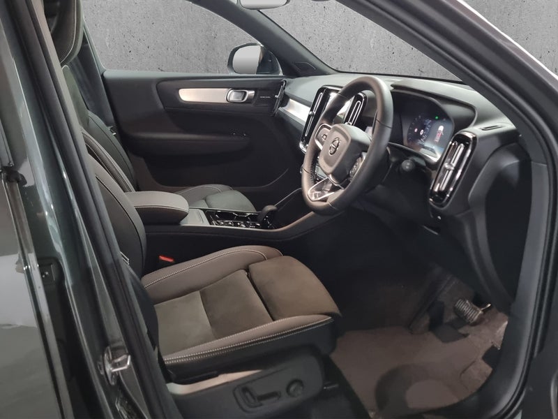 2025 Volvo XC40 B5 Ultra Dark AWD image 2