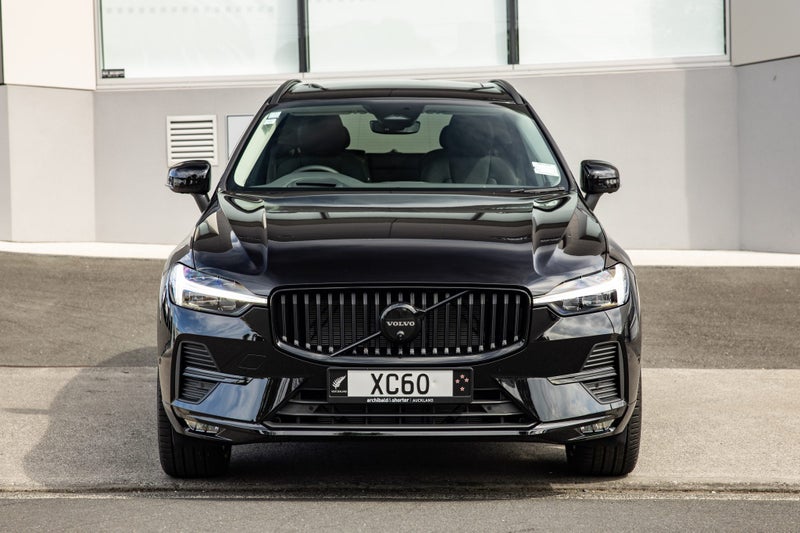 2025 Volvo XC60 B5 AWD Black Edition image 2