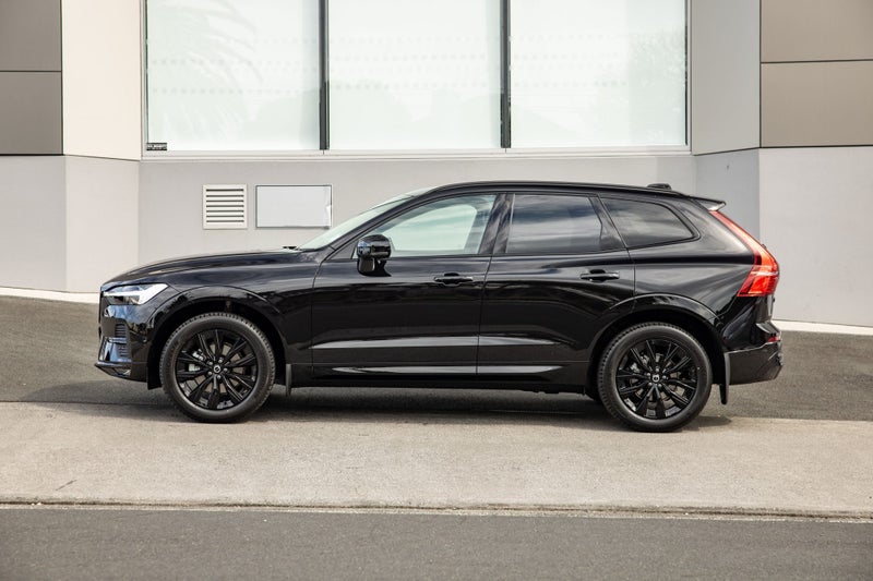 2025 Volvo XC60 B5 AWD Black Edition image 4