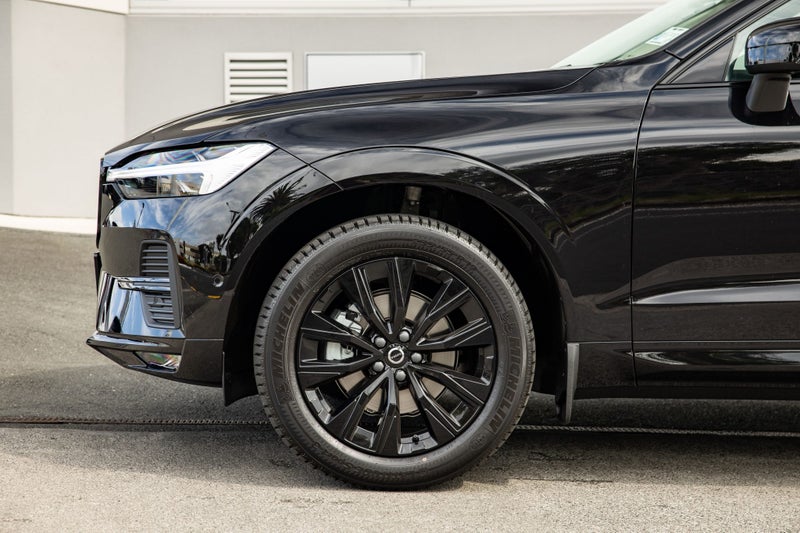 2025 Volvo XC60 B5 AWD Black Edition image 5