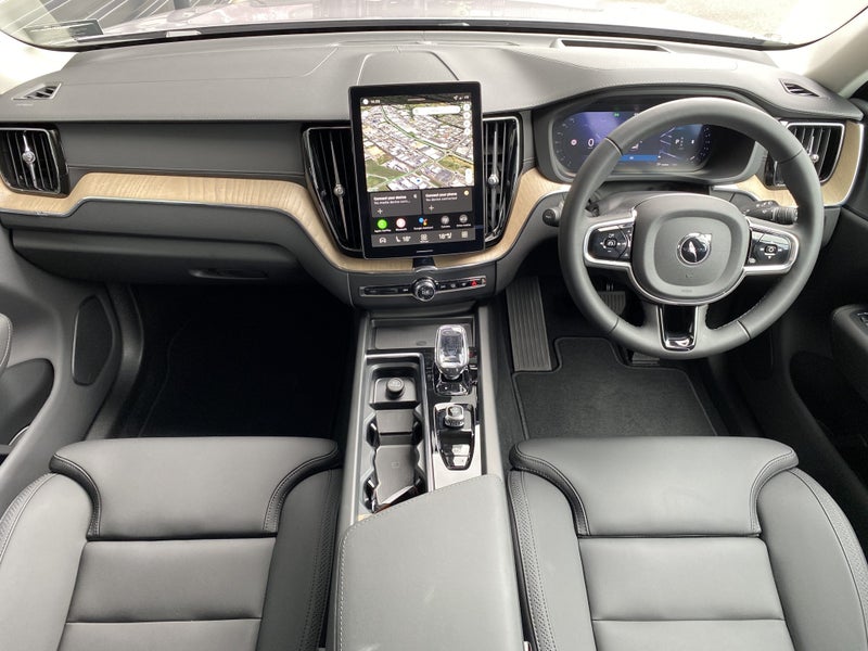 2025 Volvo XC60 B5 AWD PLUS image 3