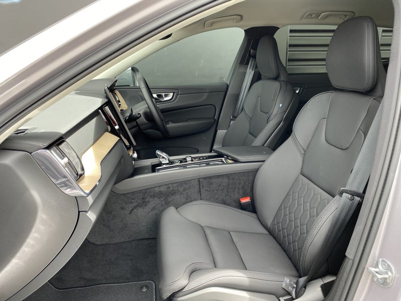 2025 Volvo XC60 B5 AWD PLUS image 4