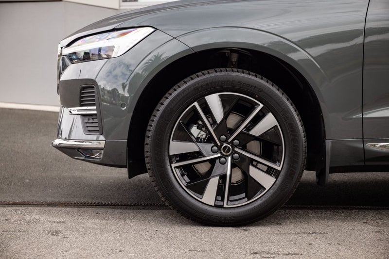 2025 Volvo XC60 B5 AWD Plus image 4