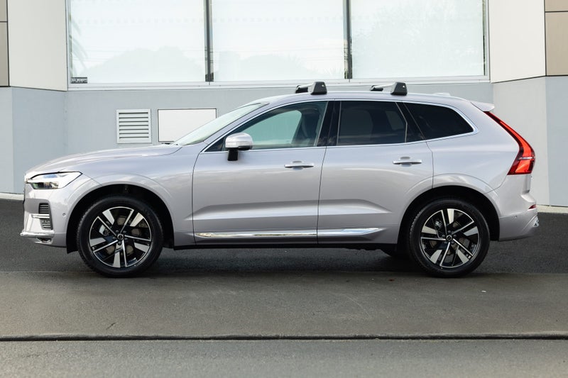 2025 Volvo XC60 B5 AWD Plus image 4