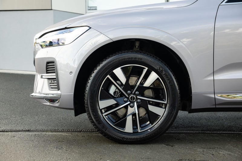 2025 Volvo XC60 B5 AWD Plus image 5