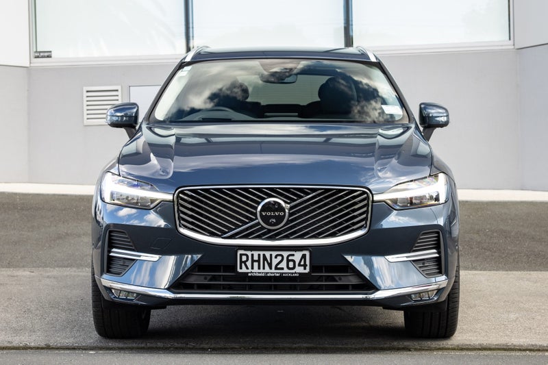 2025 Volvo XC60 B5 AWD Plus image 3