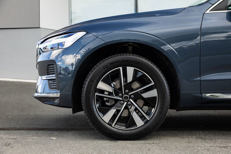 2025 Volvo XC60 B5 AWD Plus image 4