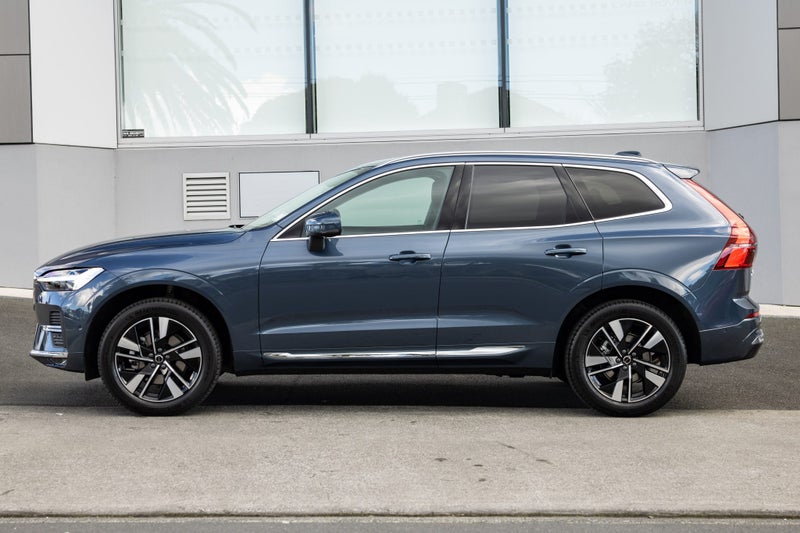 2025 Volvo XC60 B5 AWD Plus image 5
