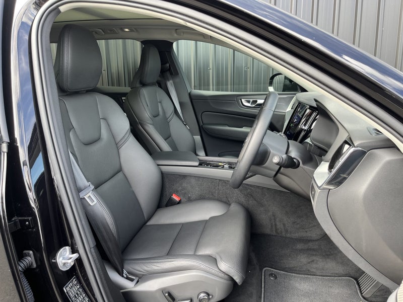 2025 Volvo XC60 B5 AWD Plus image 4